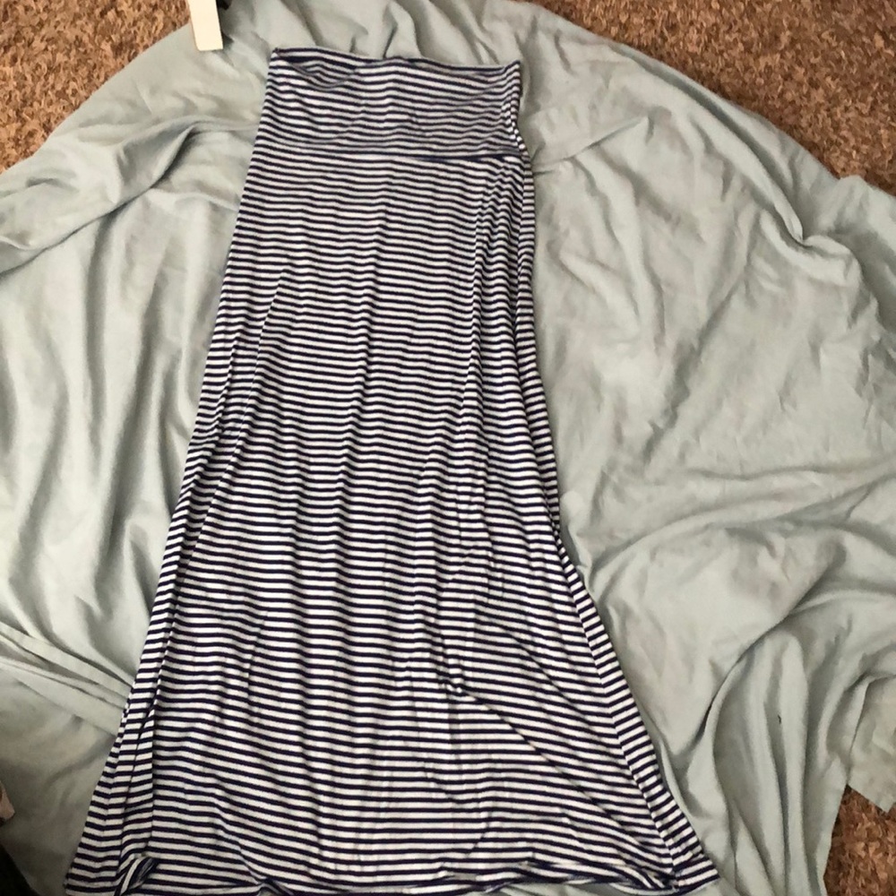 Medium sized used pencil skirt.